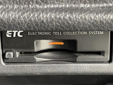 【ETC】有料道路を利用する際に料金所で停止することなく通過できる、ETC車載器(ノンストップ自動料金収受システム機器)が装備されています。セットアップを行うことで利用可能になります。