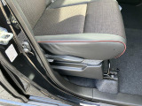 運転席はシートリフター付きです。