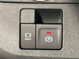 指先だけで簡単に操作が可能な電動パーキングブレーキを採用。「HOLD」スイッチを押すと、渋滞や信号待ちなどでブレーキペダルから足を離しても、ブレーキを保持するので安心です