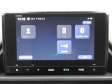 USB接続やBluetoothオーディオに対応し、スマートフォンの音楽再生やハンズフリー通話が可能です。さらに通信によるリアルタイム交通情報を取得し、渋滞を考慮したルート案内ができます。