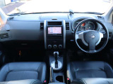 運転席・助手席ともに広々としており、長距離ドライブも快適です。