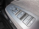 全席パワーウィンドウとなっています。運転席はオートになっているのでワンタッチ開閉することが出来ます。