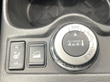 【オールモード4&times;4】2WD/4WDモードを手軽に切り替え可能。燃費重視の2WD、スタック時に役立つLOCK、AUTOモードでは4WDの配分を自動で調整し、路面状況を問わず安定した走りをサポート。
