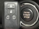【キーレススタートシステム】カバンやポケットに入れたままでもドアの施錠・解錠が可能なスマートキーを装備。エンジンのオン・オフ時もカギを取り出す必要が無いからとっても便利です♪