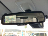 自動防眩ルームミラーで夜間のまぶしさを軽減してくれます。アラウンドビューモニターが映ります。