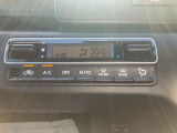 簡単操作で年中快適オートエアコン装備