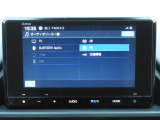 オーディオ一覧画面では、FM/AMラジオ、Bluetoothオーディオ、USB、TVなどの音源を一覧表示。タッチ操作で簡単に切替でき、再生状況もひと目で確認できます。