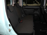 後席も足元に余裕があり、同乗者も快適に過ごせます。