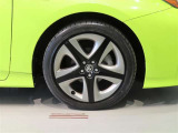純正のアルミホイール装着車です。タイヤサイズは215/45R17です。