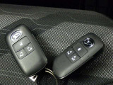 スマートキーをポケットやバッグに携帯していれば、キーを取り出すことなくドアハンドルを握り解錠、ドアハンドルのセンサーに触れるだけで施錠できます。