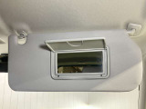 【運転席サンバイザー】鏡が付いているのでメイク直しなどにも便利★