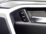 シートポジションメモリー機能付。自動で運転席を動かし、お好みのドライビングポジションに調整します。ドライビングポジションは、2パターンまで登録できます。