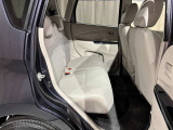 後部座席は足元広々でゆったりと乗れるスペースです♪