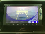 バックでの車庫入れも安心です! リアカメラが付いているバックモニター付のナビを装備しております。操作線もついており距離感も画面から確認できます。