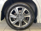 【純正アルミホイール】外観にマッチした純正アルミホイールを装着しております。各種社外アルミホイールや、スタッドレスタイヤも取扱いしております。是非ご相談ください♪
