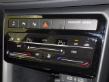 タッチコントロール式2ゾーンフルオートエアコンパネル。運転席、助手席それぞれ独立して温度管理が可能です。花粉やダストを除去するフレッシュエアフィルターも装備され、クリーンな室内環境を保ちます。