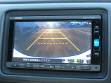 ●便利な装備『リアカメラ』 バックする際に後方映像をナビ画面で確認できますので、車庫入れが苦手な方も安心できますね♪♪ 写真をご覧ください。後方の映像がハッキリ確認できますよ〜