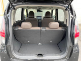 普段のお買い物や通勤、送迎等に十分な荷室スペースを確保しております。セカンドシートを倒すと、大きな荷物の積載も可能です♪