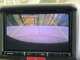 【バックカメラ】駐車時に後方がリアルタイム映像で確認できます。大型商業施設や立体駐車場での駐車時や、夜間のバック時に大活躍!運転スキルに関わらず、今や必須となった装備のひとつです!