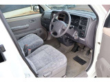 シンプルで操作しやすい運転席周りです。
