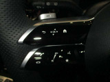 ハンドルスイッチ(左)は、運転中に手を離さずナビ画面を安全に操作できます。
