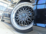 新品19インチアルミホイール!新品タイヤ!走行音の少ないモデルを選択し燃費向上するようにエア圧をセットアップしています!