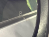 【ブラインドスポットモニター】走行中、ドアミラーの死角になりやすい箇所に後続車が接近するとサイドミラーのレンズに警告を表示!ドライバーに注意喚起をしてくれます。
