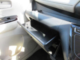グローブボックスです!上下にスペースがあり、車検証や小物を収納可能です