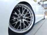 新品19インチアルミホイール!新品タイヤ!走行音の少ないモデルを選択し燃費向上するようにエア圧をセットアップしています!