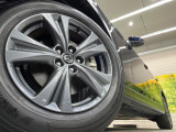 【純正アルミホイール】外観にマッチした純正アルミホイールを装着しております。各種社外アルミホイールや、スタッドレスタイヤも取扱いしております。是非ご相談ください♪