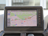 日産純正のメモリーナビ付きです。知らない場所にお出かけの際には非常に活躍します。Bluetoothを搭載しておりますので、運転中でもハンズフリーにて通話を行うことができます。