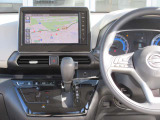 すっきりした運転席周りにはナビやエアコンの操作パネルを設置しておりますので、お一人での運転でもご安心できます。
