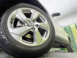 【純正アルミホイール】外観にマッチした純正アルミホイールを装着しております。各種社外アルミホイールや、スタッドレスタイヤも取扱いしております。是非ご相談ください♪