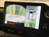 【パノラミックビューモニター】専用のカメラにより、上から見下ろしたような視点で360度クルマの周囲を確認することができます☆死角部分も確認しやすく、狭い場所での切り返しや駐車もスムーズに行えます。