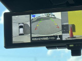 全グレードに標準搭載されており、車両周囲の安全確認を強力にサポートします。車体の前後左右に搭載された4つのカメラの映像を合成し、まるで車を真上から見ているような映像をディスプレイに表示します。
