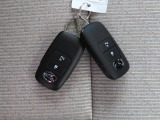 電子キーをポケットやカバンに入れているだけで、ドアの開錠・施錠が行えます。荷物を抱えていてもラクラク開閉です。エンジン始動も行えます。