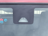 【スマートアシスト】走行中に前方の車両等を認識し、衝突しそうな時は警報とブレーキで衝突回避と被害軽減をアシスト。より安全にドライブをお楽しみいただけます。