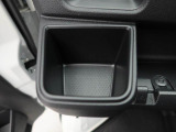 カップホルダーは運転席や助手席からちょうど手の届く位置です!!