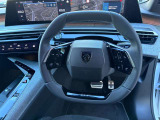 プジョーならではのスポーティなハンドル!