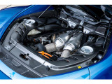 V型6気筒2.9Lエンジン+ツインターボを搭載。内燃エンジンとリア電気モーターの一体化により830hpを発揮します。