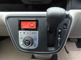 オートエアコンを装備しています。室内の温度を設定すると、センサーが室温を感知して、温度、風量を自動的にコントロールし、快適な空間にしてくれます。