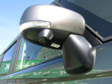 電動格納ミラーです。運転席のボタン一つで開閉から角度調整まで操作できるので、とても便利♪