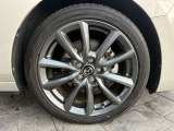 純正アルミホイール装着してます