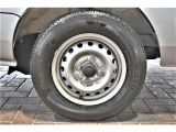 タイヤサイズは145/80R12です。