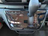 オートエアコンでパネルタッチするだけで操作が可能です(^^)☆AUTOにすれば簡単に車内の空調を快適に調整してくれます♪嬉しいシートヒーター付き(^^)