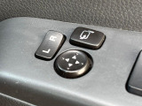 【電動格納ミラー】サイドミラーは電動格納式となっており、狭い駐車場でもキズがつくリスクを抑えられます。
