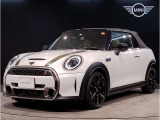 MINIのフロントグリルのデザインはイギリスで生まれた当初から、シルバーのサイドバーが折り重なった伝統的なデザインで御座います。その伝統はBMWのお車になってからでも少しずつ形を変えて守られております