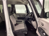 【ベンチシート】運転席と助手席の移動もスムーズ!狭い駐車場での乗り降りや、お子様の乗り降りにも便利です。座席の間にコンソールボックスやドリンクホルダーがないため、車内空間が広く感じます。