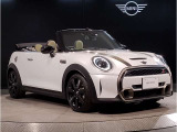 MINIのフロントグリルのデザインはイギリスで生まれた当初から、シルバーのサイドバーが折り重なった伝統的なデザインで御座います。その伝統はBMWのお車になってからでも少しずつ形を変えて守られております