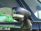 電動格納ミラーです。運転席のボタン一つで開閉から角度調整まで操作せきるので、とても便利♪ウインカーとミラーが一体になっているデザインもおしゃれです。